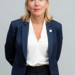 Bilde av rektor med hendene på ryggen.