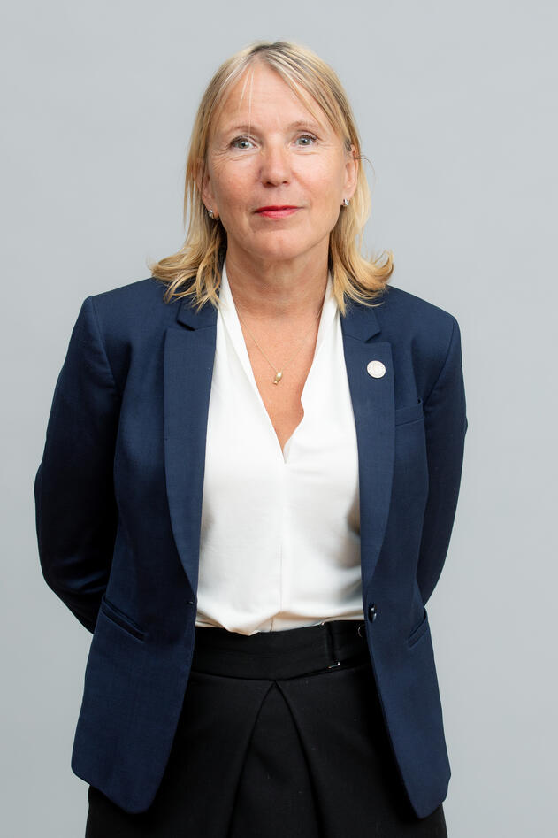 Bilde av rektor med hendene på ryggen.