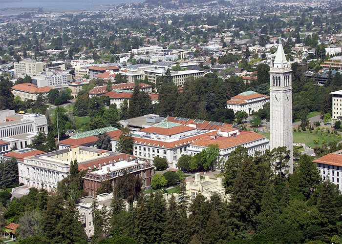 Luftfoto av UC Berkeley campus og Campanile.