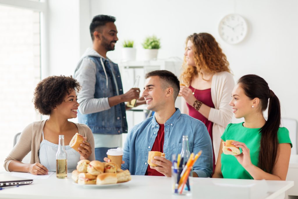 Bilde av mennesker som spiser frokost og smiler